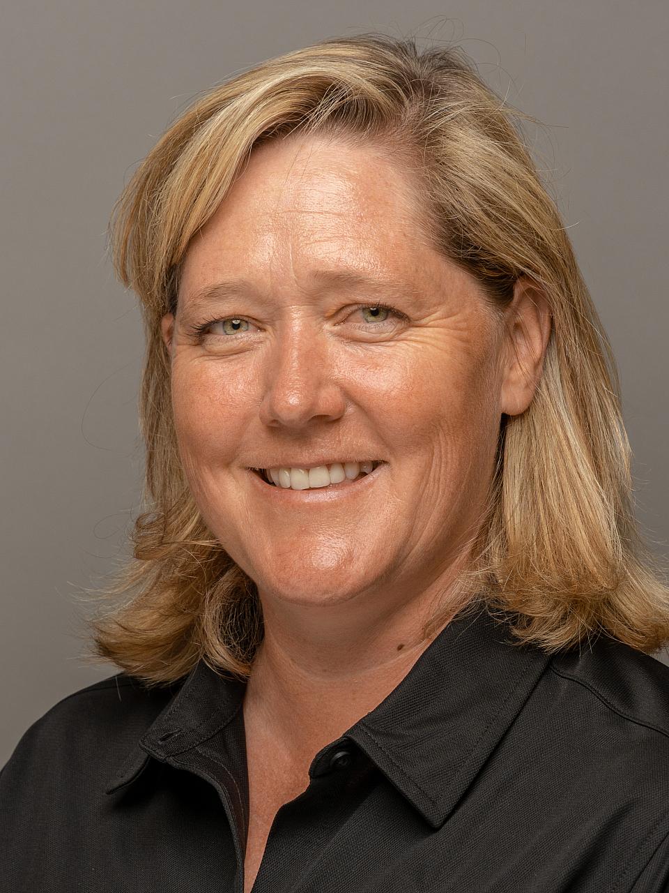 Headshot of faculty member Anne Thackeray