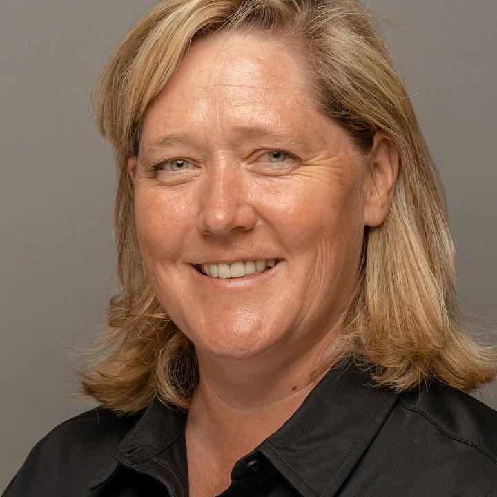 Headshot of faculty member Anne Thackeray