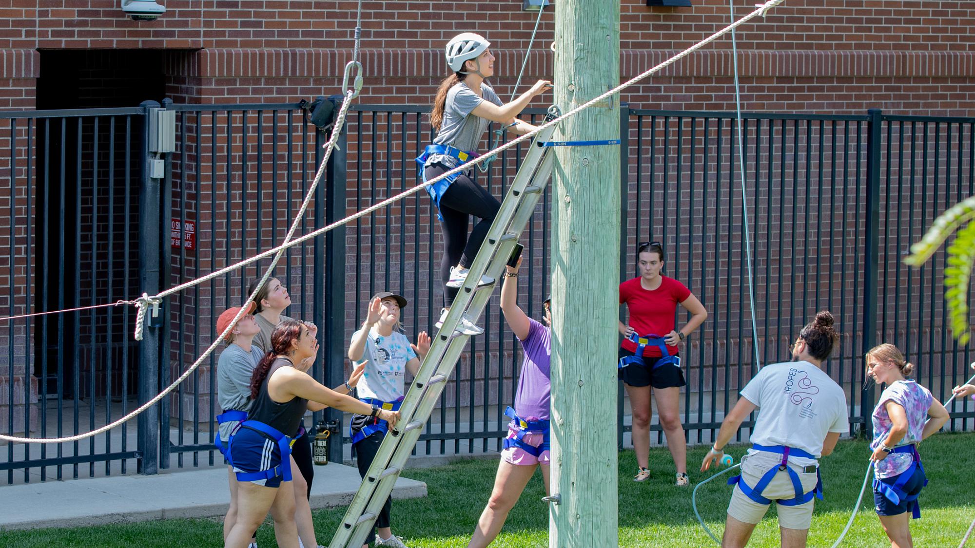 Rec students on the ropes course